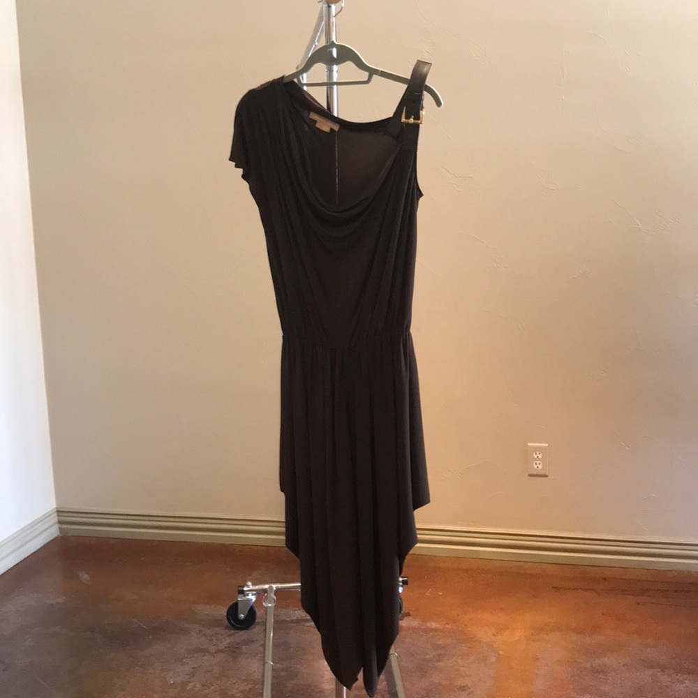 Odd the shoulder Italian dress